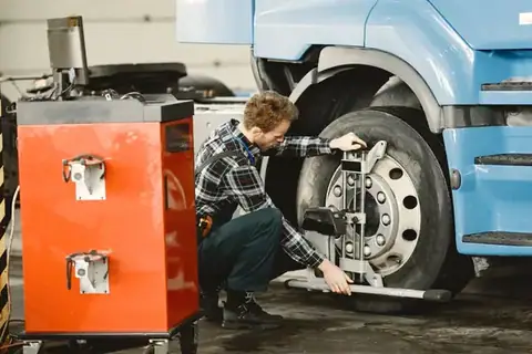 24/7 truck and trailer repair in Compton