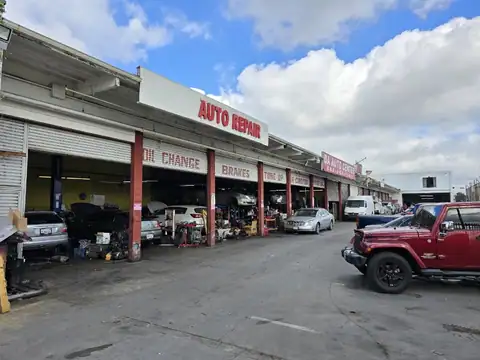 DA AUTO CENTER in Bellflower