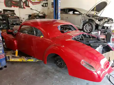 Dee's Auto Body & Paint in Bellflower