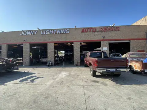 Jonny Lightning in Corona