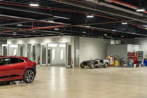 STRAIGHT AUTO BODY in Glendale