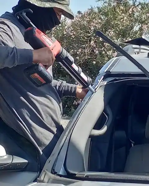 Carlos Auto Glass in Indio