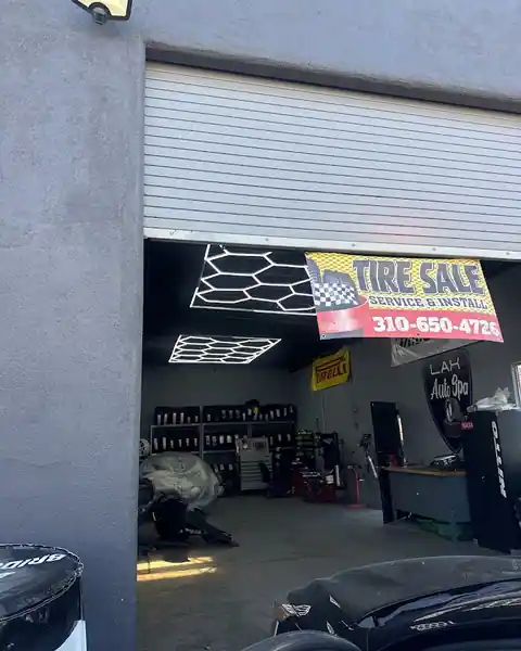 405 Collision Tire Center in Inglewood