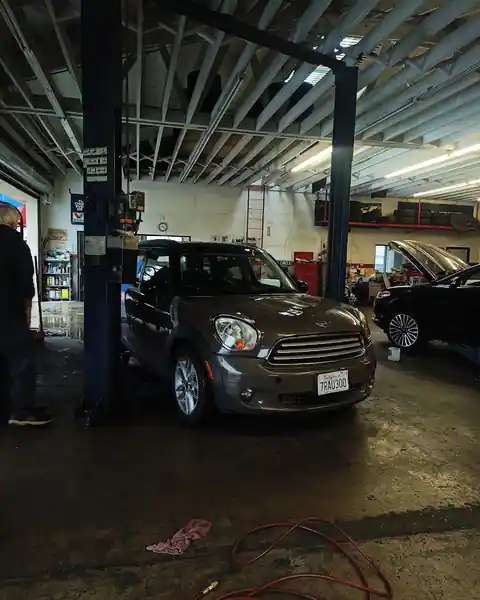 Unique Auto Center in Inglewood