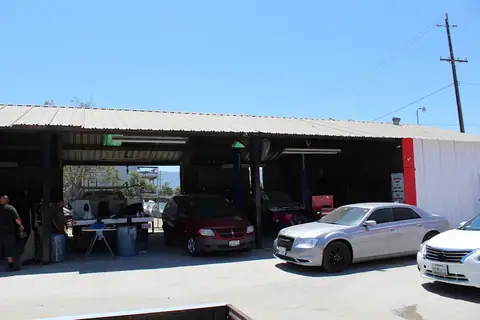 Leo's paint n body in Lake Elsinore