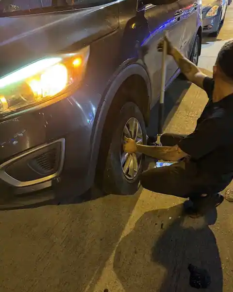 24 HOUR MOBILE TIRE REPAIR in Long Beach