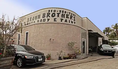 Brown Brothers Auto Body in Los Angeles