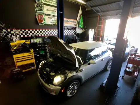 Minitek Auto Service in North Hollywood