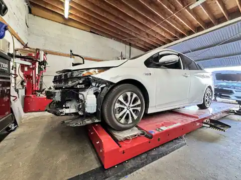 Regal Repair Auto Body Shop in North Hollywood