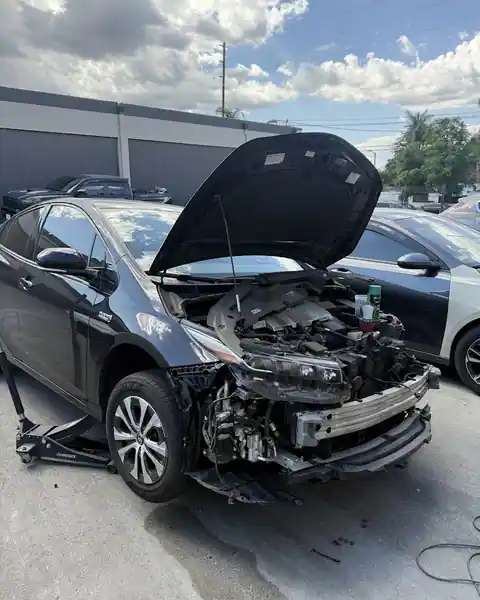 Main Collision Center in Pacoima