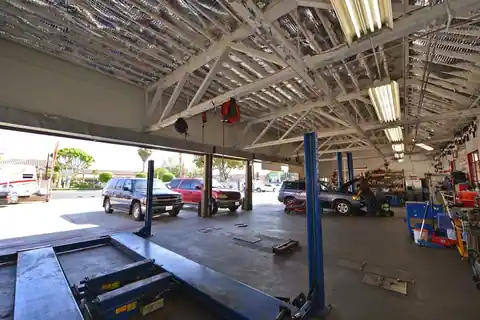 Heralds Garage Brake and lamp & smog check station in Paramount