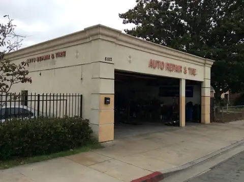 J D Auto Services in Paramount