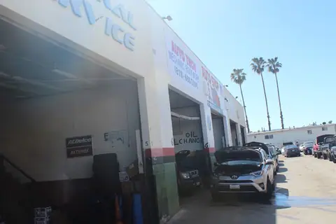 Auto Tech in Reseda
