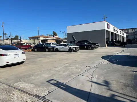 Avo's Auto Body & Paint in Winnetka