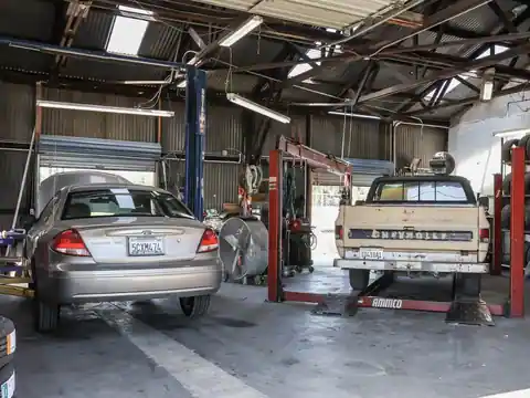 Oakley Muffler & Brakes in Brentwood