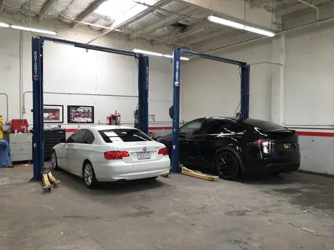 United Auto Collision Center (UACC) in Burlingame