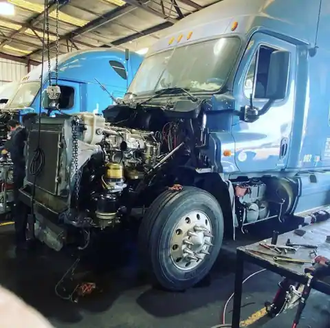 Manny's Truck Repair in Delhi
