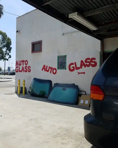 Daniel's Auto Glass in Fullerton