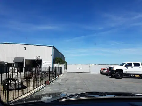 Dennis' Body Shop in Hollister