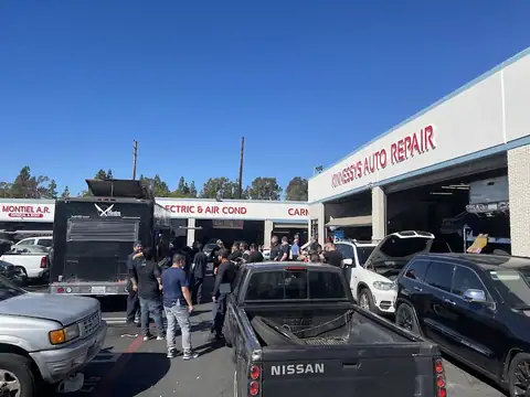 Kinnessys Auto Repair and Auto Collision. in Lake Forest