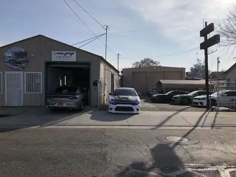 Reno’s Garage in Lodi