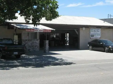 Hall's Classic Auto Body in Manteca