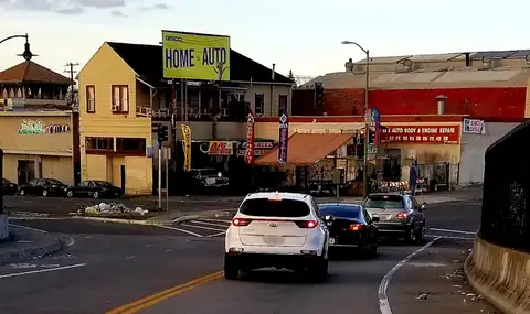 Le's Auto Body & Engine Repair in Oakland
