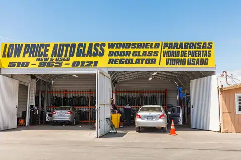 LowPrice Auto Glass Repair & Windshield Mobile Glass Repair Shop in Richmond