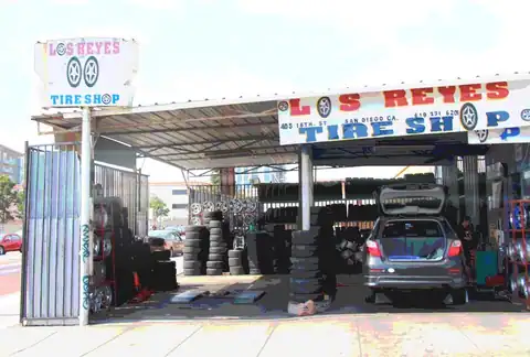 Los Reyes Tire Shop in San Diego