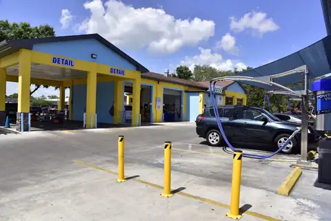 Splash Car Wash and Lube in Brandon