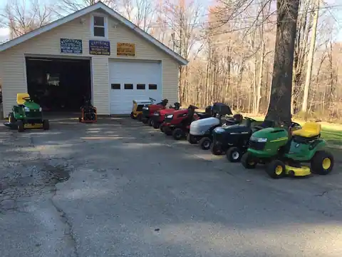 East Road Motors in Carmel Hamlet