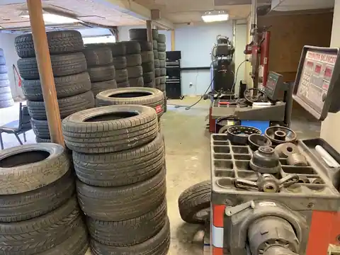 Solomon mobile Payless Tires and highway service in Dallas