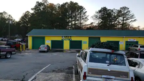 Lee's Automotive in Woodstock