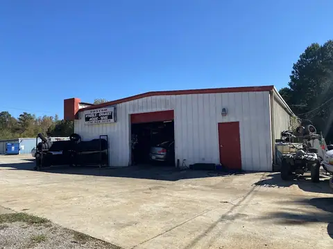 Lee's Complete Auto in Woodstock